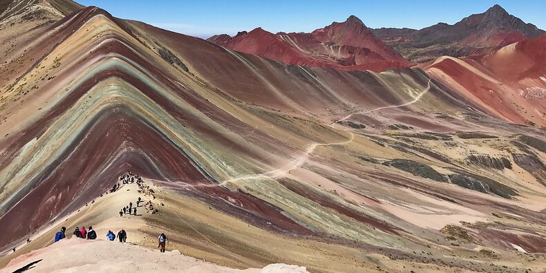 trilha no peru - montanha colorida